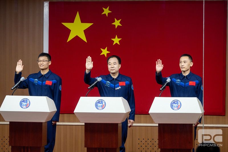 神舟十六号航天员乘组首次集体亮相。人民网记者 翁奇羽摄